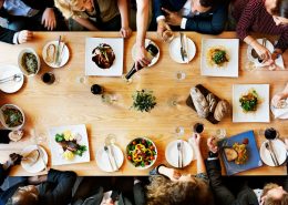 Gruppo di persone a tavola