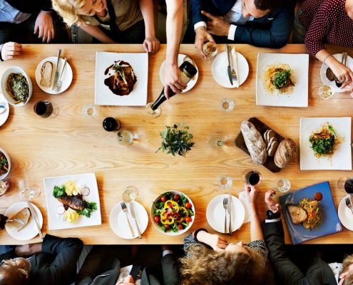 Gruppo di persone a tavola