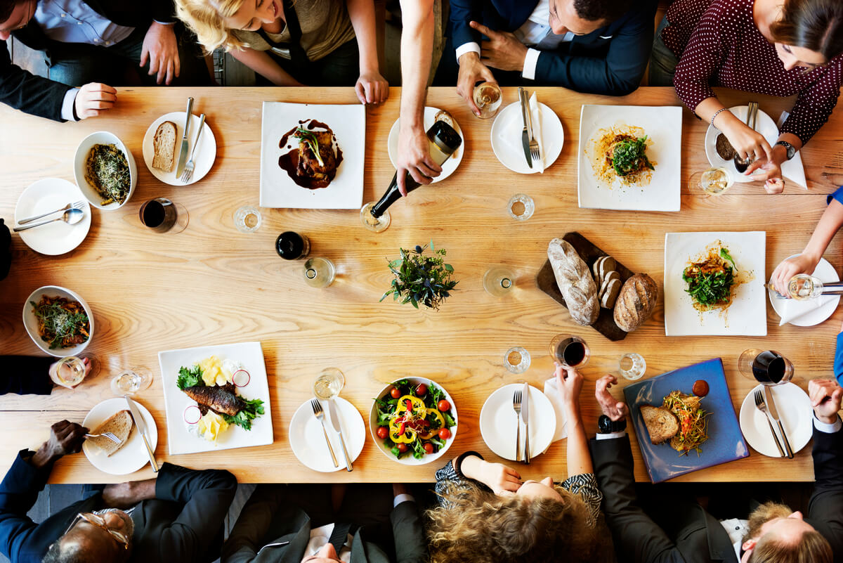 Gruppo di persone a tavola