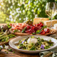 piatti primaverili ristorante con verdure fresche e formaggi